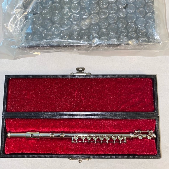 American Girl Flute and Stand - Picture 2 of 4